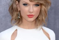 Taylor Swift Stuns with Blue Eyes and Red Lips at the ACM Awards