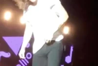 Harry Styles’ Awkward On-Stage Moment Goes Viral