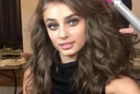 Taylor Hill’s Beach Waves The Secret To Her Flawless VS Fashion Show Viewing Party Look