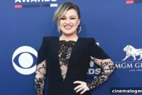 Kelly Clarkson Stuns in Black Lace on ACMs Red Carpet