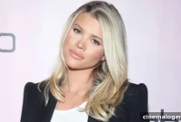 Sofia Richie Hikes With Friends, Scott Disick Nowhere In Sight For Her First Post-Rehab Outing