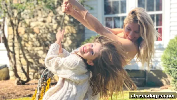 Sienna Miller Unveils Daughter Marlowe 7 For Vogue 1 featured 4121766