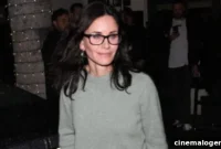 Courteney Cox Absolutely Nails The Friends Theme On Piano