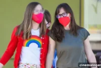 Violet Affleck, 15, Towers Over Mom Jennifer Garner On Shopping Trip