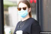 Emma Stone, 32, Doğum Sonrası İlk Görüntülerinde Siyah Crop Tişörtü ve Kot Pantolonuyla Tarzını Konuşturdu