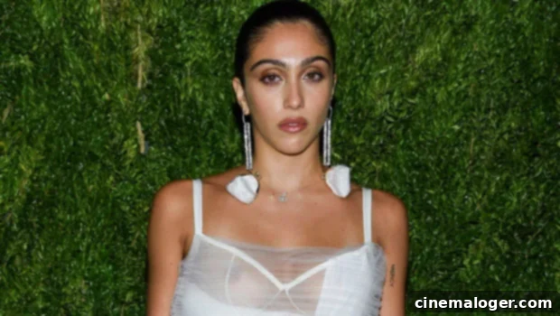 Lourdes Leon's Confident Crop Top Mirror Selfie 1 featured 4401943