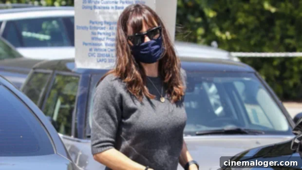 Jennifer Garner Steps Out Solo As Ex Ben Affleck And J.Lo Return From Montana 1 featured 4406759
