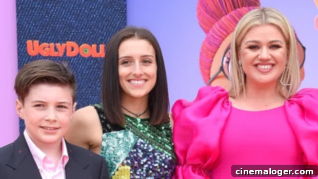 Kelly Clarkson Determined To Deliver Dream Christmas To Kids Post-Split 1 featured 4605561