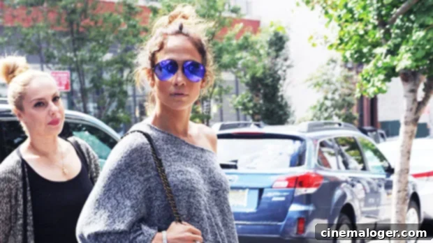 Jennifer Lopez Proves This Summer Shoe Works With Everything 1 featured 4799262