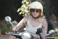 Paris Jackson LA’de scooter turunda askılı bluzuyla dikkat çekti