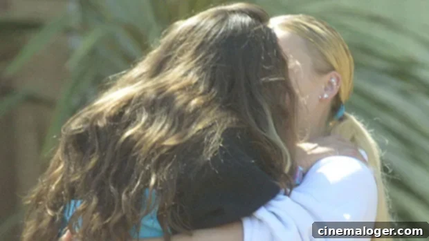 JoJo Siwa & Avery Cyrus Flaunt Romance With First Public Kisses 1 featured 4845354