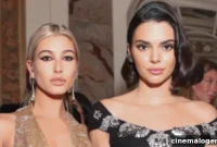 Hailey Bieber Mavi Bikinisiyle Olay Oldu, Kendall Jenner’la Tekilalı Kahkahalar Attı
