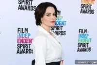 Schitts Creek Star Emily Hampshire Apologizes After Backlash For Depp Heard Costumes