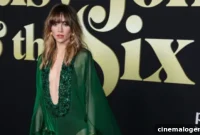 Suki Waterhouse Flaunts Baby Bump In Stylish Crop Top Video