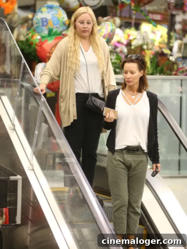 Amanda Bynes' Unrecognizable New Look Surfaces In Rare Outing 2 Amanda Bynes new look in grocery store