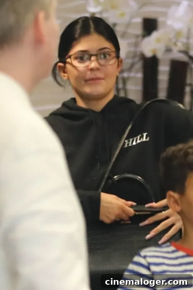 Kylie Jenner Embraces Her Natural Look As Pouty Lips Disappear In New Pic 2 Kylie Jenner without makeup, natural lips during a dentist visit.