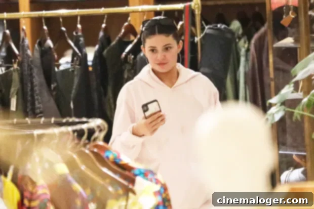 Makeup-Free Kylie Jenner Spotted in Sweats Amid Drake Buzz 2 kylie jenner
