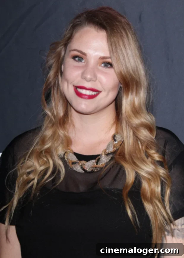Kailyn Lowry's Dramatic Dark Hair Transformation 2 Kailyn Lowry shows off her new dark brown hair in a stunning selfie.