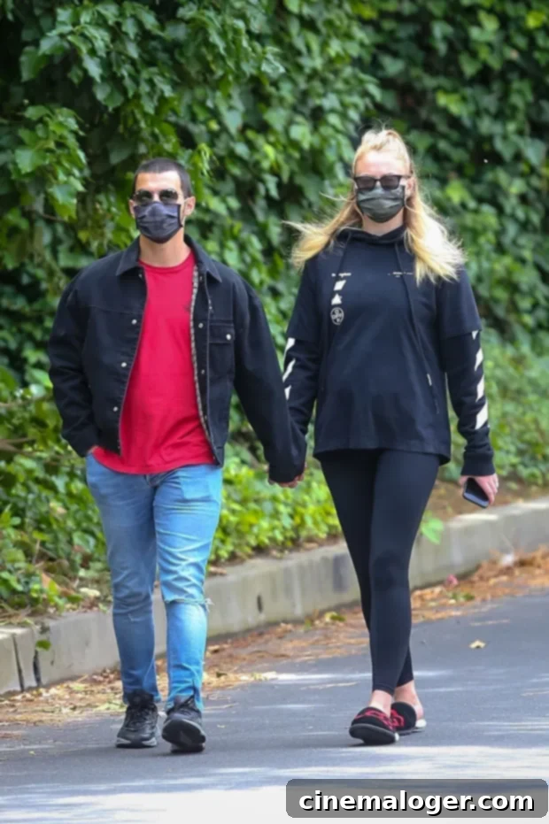 Sophie Turner Flaunts Baby Bump In Skintight Leggings With Joe 2 Sophie Turner Joe Jonas