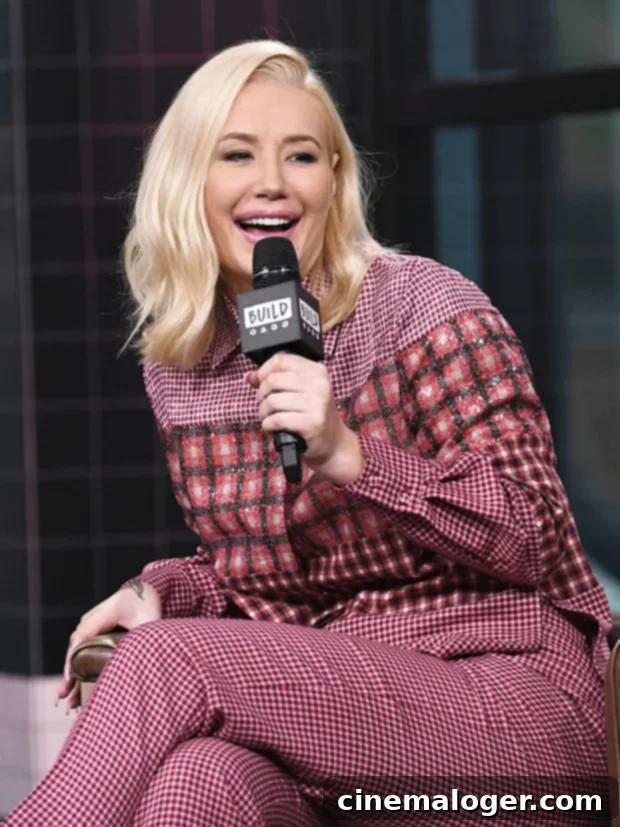 Iggy Azalea'dan 4 Aylık Oğlunun Müziğine Karşı Komik Tepki TikTok'ta 2 Iggy Azalea is all smiles during an interview, showcasing her confident and happy demeanor.