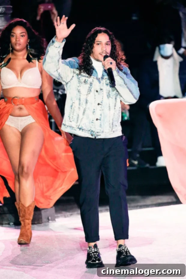 Maisie Williams and Top Stars' Chic Arrivals at Paris Fashion Week 3 hatik