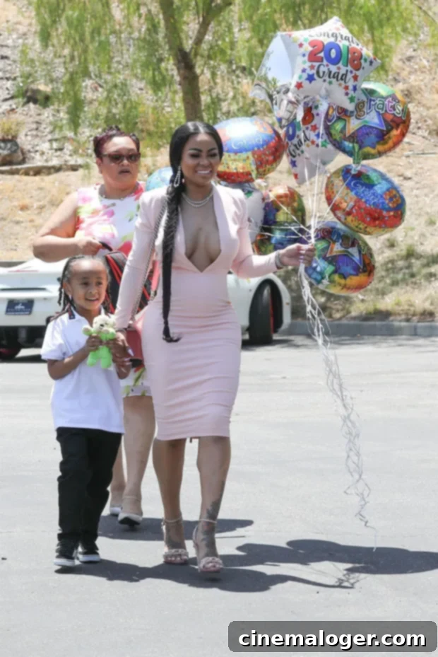 Minik Dream Kardashian, abisi King Cairo'nun 8. yaş günü kutlamasında oyunlarla coştu. 2 Blac Chyna with her son King Cairo, celebrating his birthday.