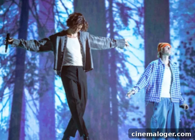 Shawn Mendes Covers Justin Bieber Peaches For TikTok Fans Go Wild 2 Justin Bieber and Shawn Mendes performing Monster at the AMAs.