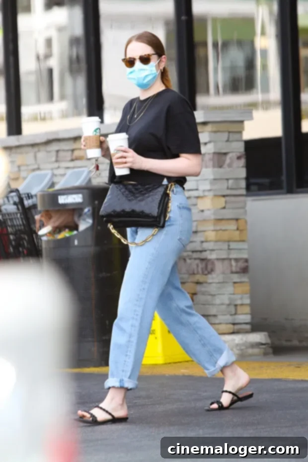 Emma Stone, 32, Doğum Sonrası İlk Görüntülerinde Siyah Crop Tişörtü ve Kot Pantolonuyla Tarzını Konuşturdu 2 EMMA