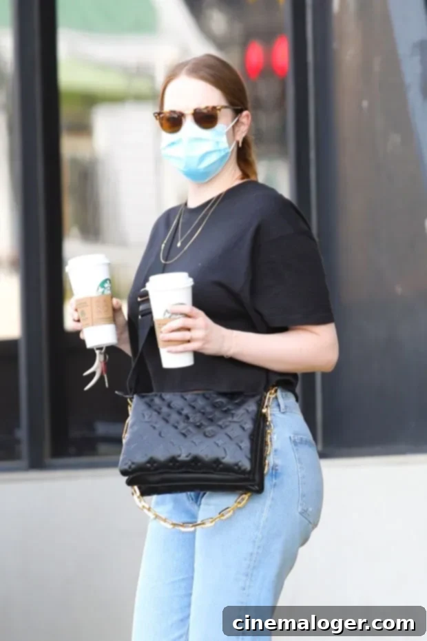 Emma Stone, 32, Doğum Sonrası İlk Görüntülerinde Siyah Crop Tişörtü ve Kot Pantolonuyla Tarzını Konuşturdu 3 EMMA STONE