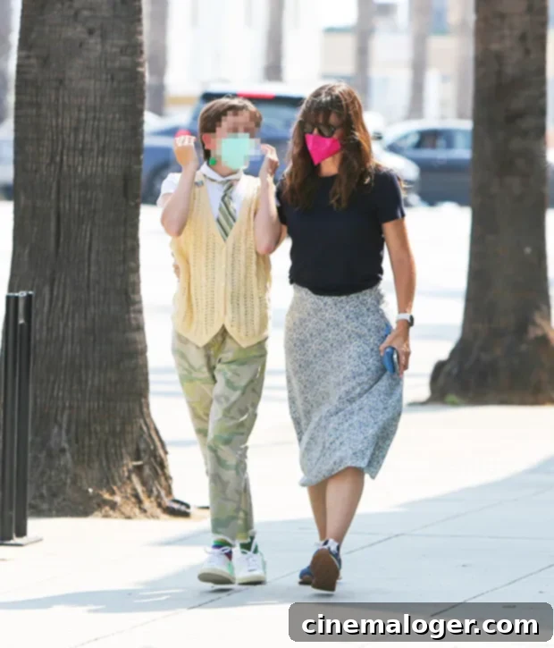 Jennifer Garner and Mini-Me Daughter Seraphina, 12, Enjoy Adorable Shopping Spree 2 Jennifer Garner & daughter Seraphina