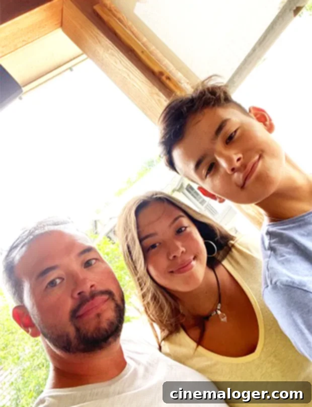 Jon Gosselin Reveals Daughter Hannah, 17, Shops For A Cause 2 Jon Gosselin looks relaxed with kids Hannah & Collin