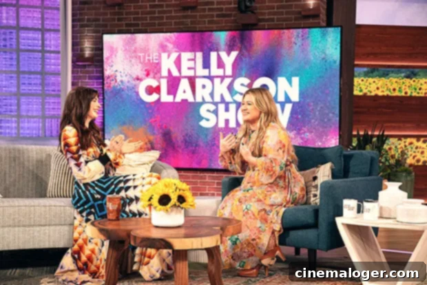 Anne Hathaway's 'Since U Been Gone' Performance Leaves Kelly Clarkson Awestruck 4 Anne Hathaway & Kelly Clarkson