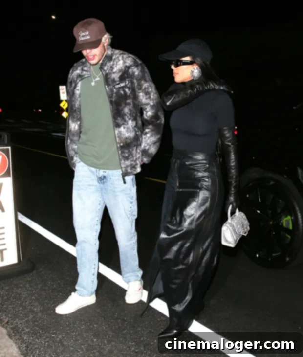 Kardashian'dan Jenner'a: Pete Davidson Tanışma ve Caitlyn'den Mutluluk İtirafları 3 Pete Davidson, Kim Kardashian out and about