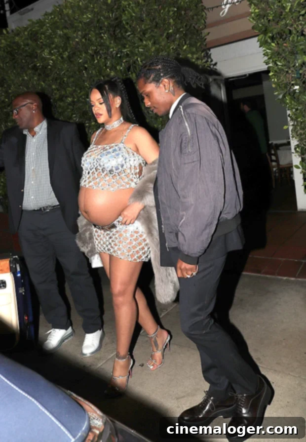 Hamile Rihanna'dan A$AP Rocky ile Anneler Günü'ne olay yaratan mini etek ve crop top kombini 2 Rihanna & A$AP Rocky