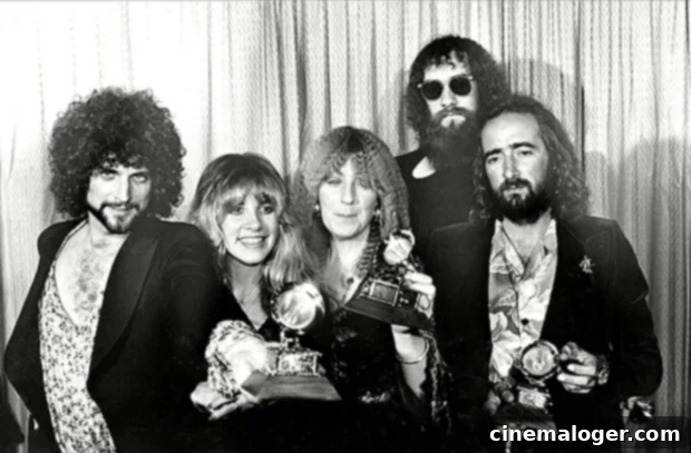 Stevie Nicks and Lindsey Buckingham: The Enduring Partnership On and Off Stage 3 Fleetwood Mac members pose with their Grammy Awards.