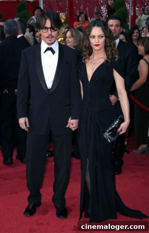 Vanessa Paradis, Johnny Depp Davasına Rağmen Paris Sokaklarında Yüzünden Gülümseme Eksik Olmadı 3 Johnny Depp and Vanessa Paradis on the red carpet