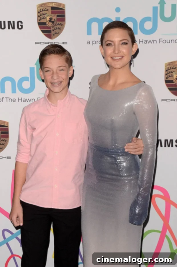 Kate Hudson's Son Ryder, 18, Looks Down At Her During NYC Family Stroll 3 Kate Hudson Ryder Robinson