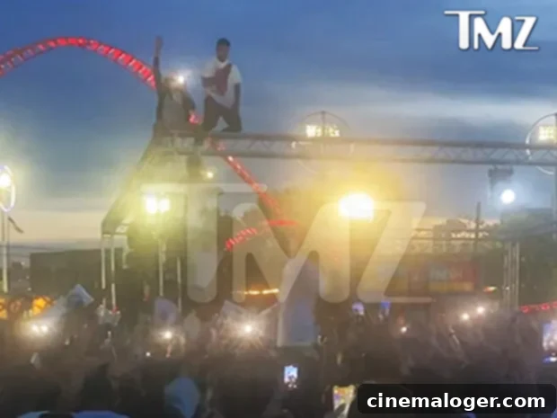 Astroworld's Echo: Travis Scott Stops Show To Scold Unruly Fans 2 Fans were seen climbing the truss at Travis’ New York show.