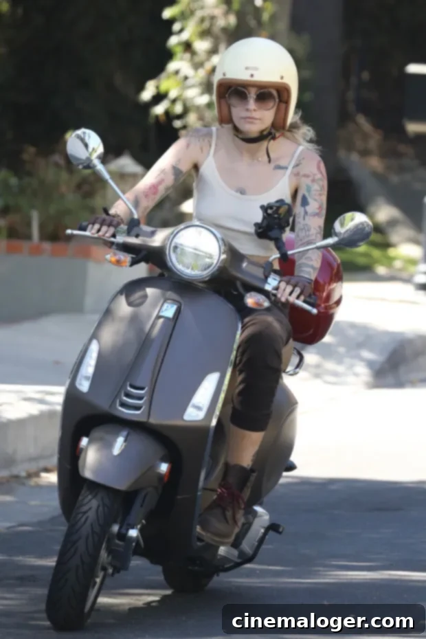 Paris Jackson LA'de scooter turunda askılı bluzuyla dikkat çekti 2 Paris Jackson