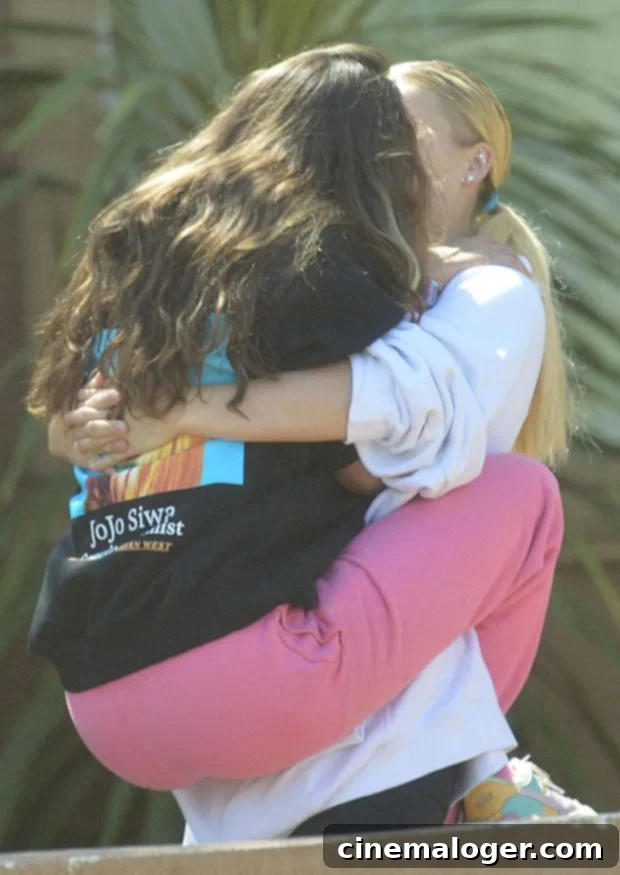 JoJo Siwa & Avery Cyrus Flaunt Romance With First Public Kisses 2 JoJo Siwa Avery Cyrus