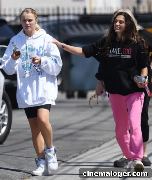 JoJo Siwa & Avery Cyrus Flaunt Romance With First Public Kisses 4 JoJo Siwa Avery Cyrus