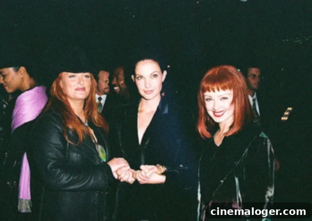 Wynonna Judd, Kardeşi Ashley ile Annesi Naomi'nin Mirası Yüzünden Çıkan Kavga Söylentileri Hakkında Konuştu 2 Wynonna Judd, Ashley Judd